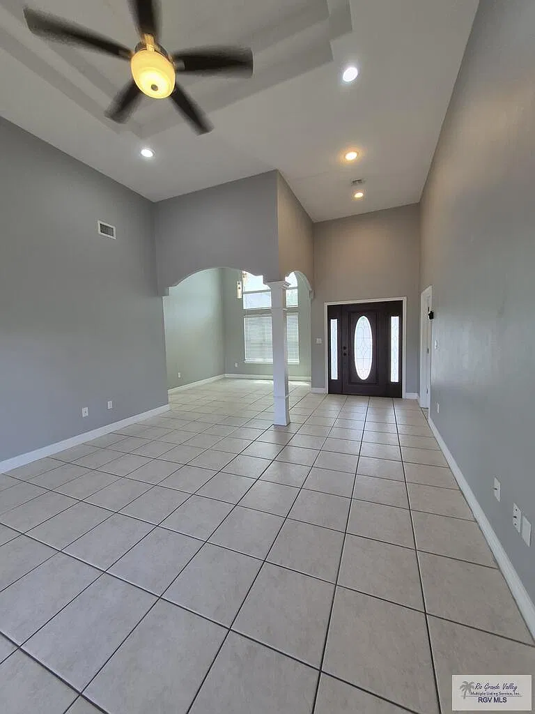 3 bed, 2.0 bath, 1802 sqft, $2,300 — Photo 2