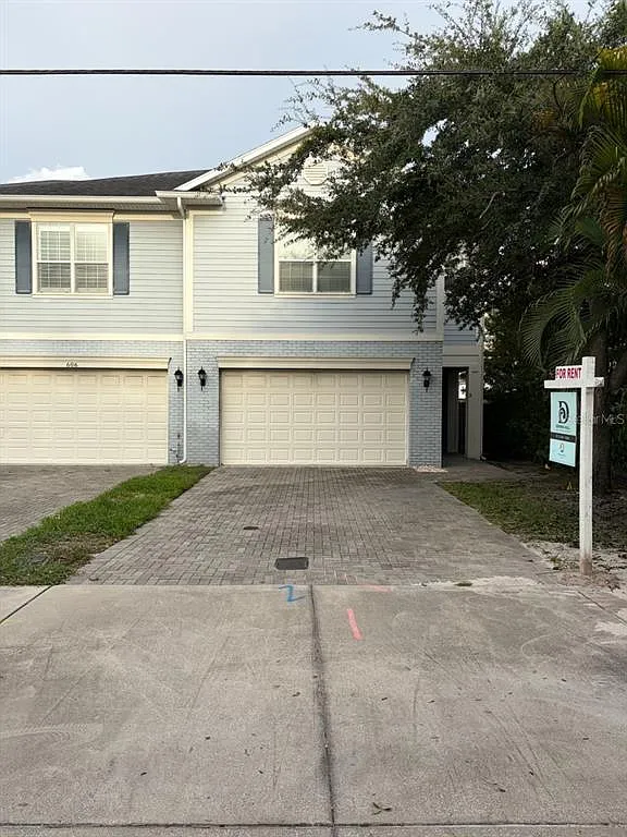 4 bed, 2.5 bath, 2564 sqft, $4,400 — Photo 1