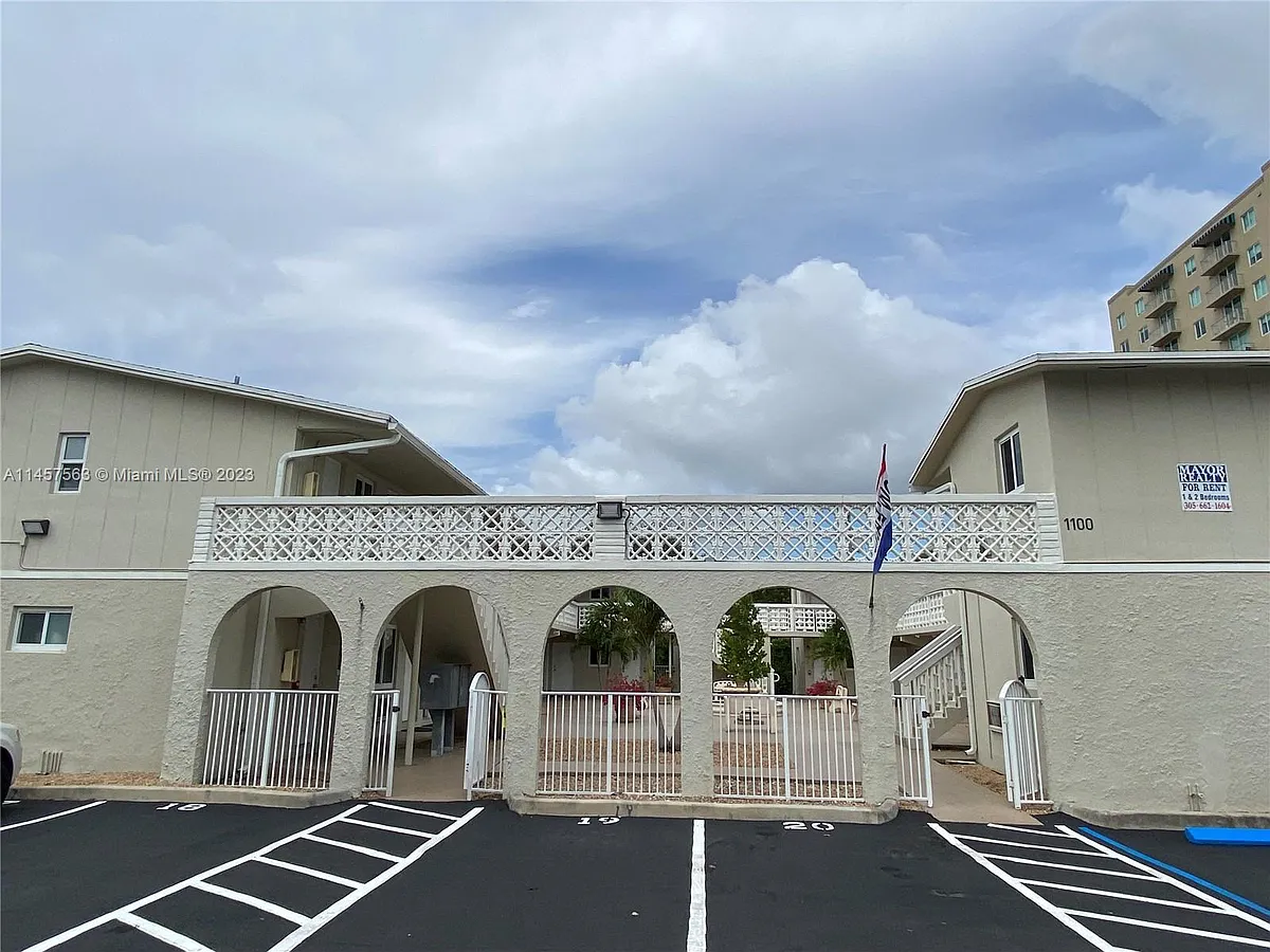 Building Photo - 1100 SW 36th Ct #13