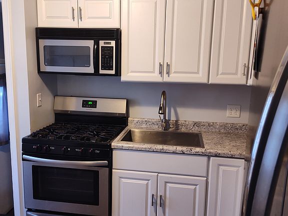 4th image of 1117 Hall St