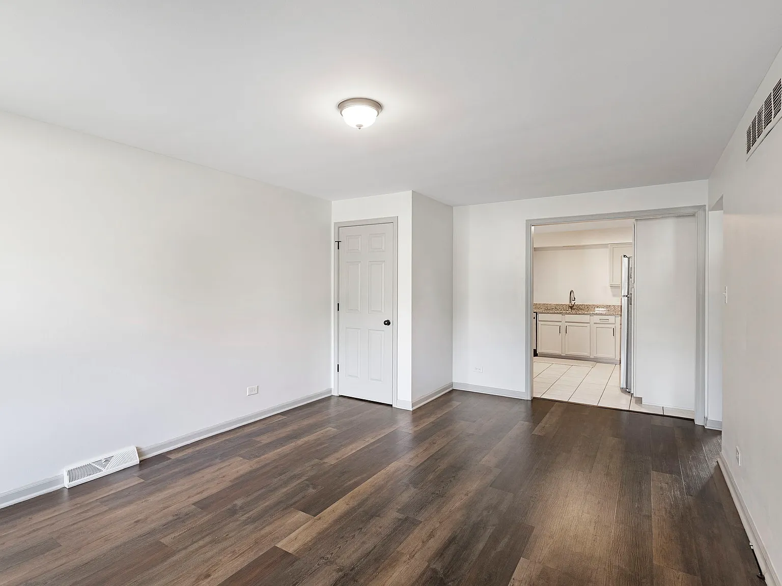 3 bed, 950 sqft, $2,200 — Photo 2