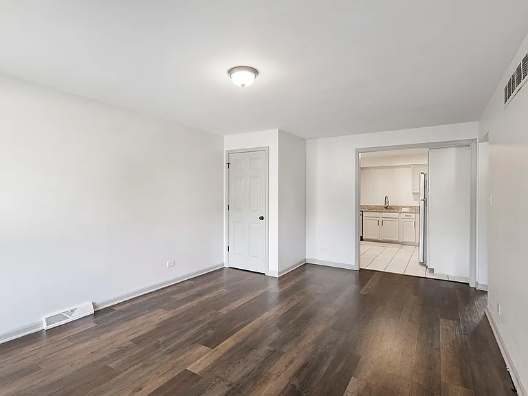 621 Hiawatha Dr — Photo 2