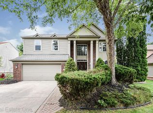 808 Hidden Creek Dr, South Lyon, MI