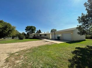 320 Lyle St, Crary, ND 58327