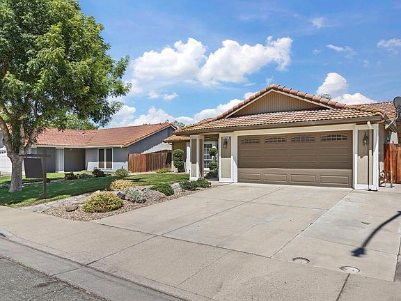 4th image of 1860 Bristlecone Dr
