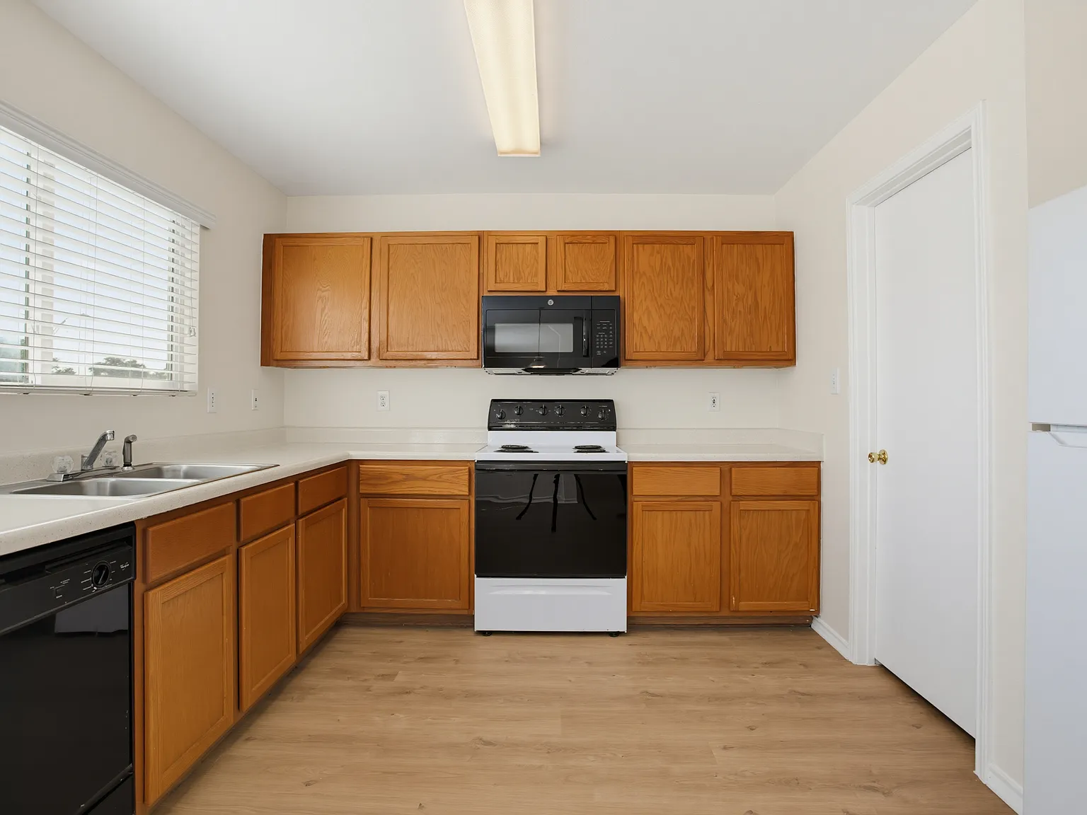 3 bed, 2.5 bath, 2021 sqft, $1,575 — Photo 2