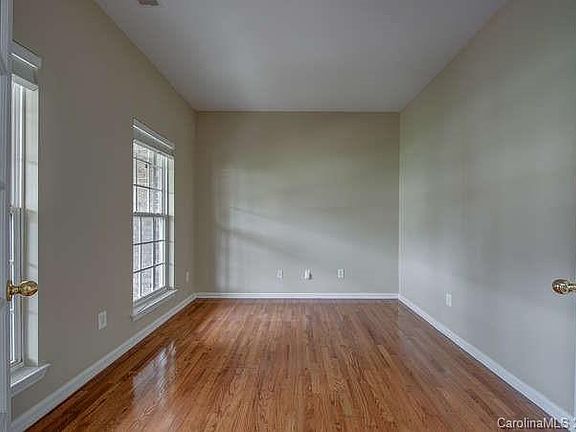 3rd image of 2413 Shannon Dr