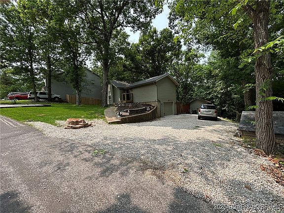 3rd image of 121 Banner St