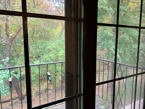 Balcony, Woods View