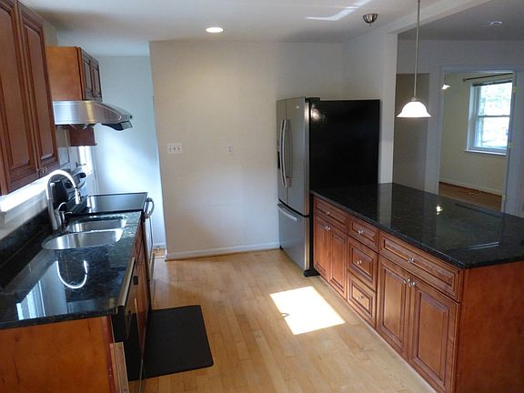 5th image of 118 Falls Ave