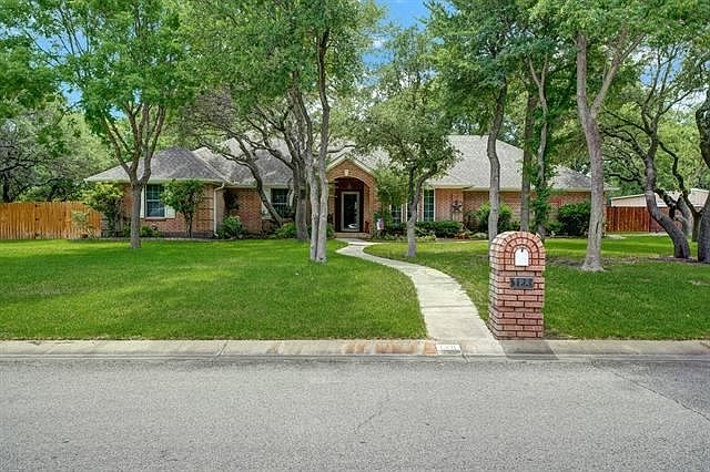 1st image of 128 Oakwood Ct