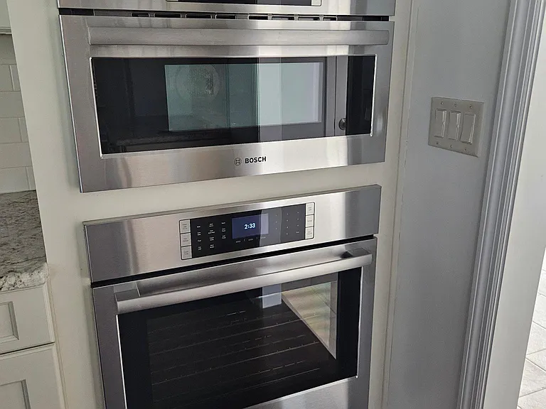 Bosch convection microwave and oven. Microwave can be used as an oven as well, with the use of various modes (Instructions included in kitchen). Oven has built-in meat probe, and quick heat function to speed up the pre-heating.