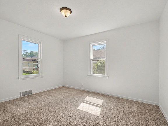 5th image of 1021 Center St