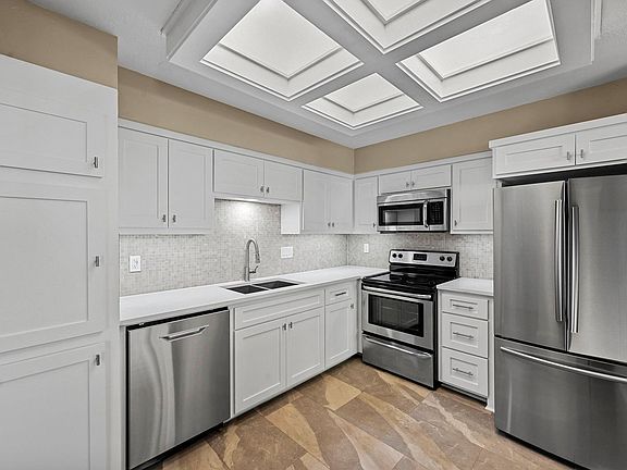 5th image of 3100 Devonshire Dr APT 209