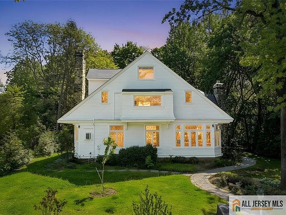 3rd image of 56 Oak Ave