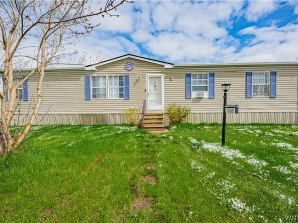 1355 Fernwood Dr, Lockport, NY 14094