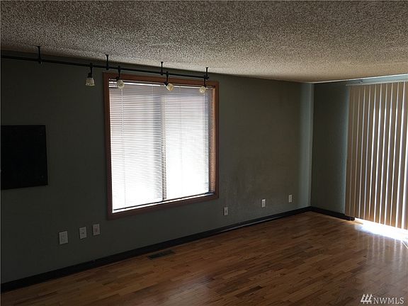 3rd image of 2910 Parkway Dr W