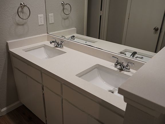 3rd image of 2405 Ventura Dr APT B