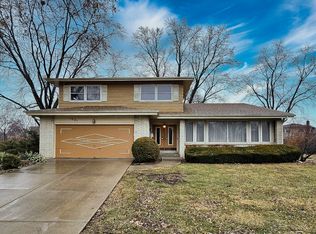 1831 N Rolling Ln, Arlington Heights, IL 60004