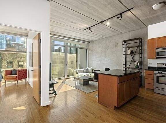 4th image of 630 N Franklin St APT 701