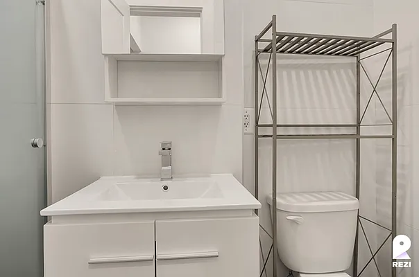 Rented by REZI | media 10