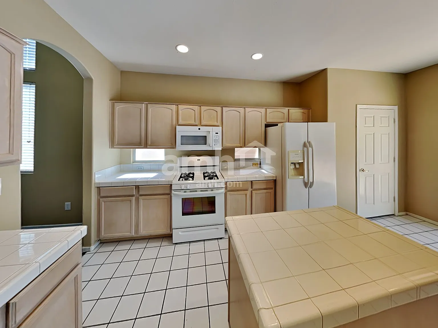 4 bed, 2.5 bath, 2251 sqft, $2,500 — Photo 4