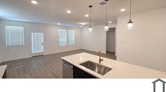 4th image of 1313 Parkdale St