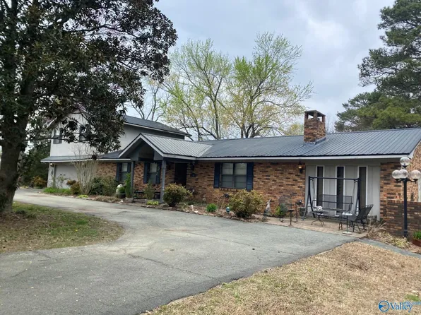 2300 Mount Carmel Dr, Guntersville, AL 35976
