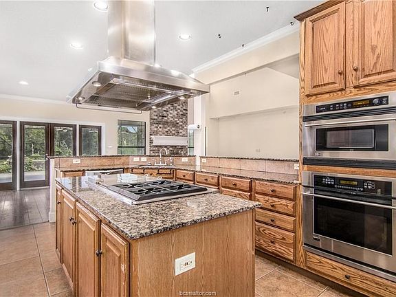 Convection Oven and Microwave, Island with vent fan.