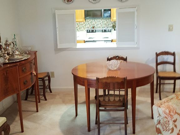 Dining Area w/passthrough