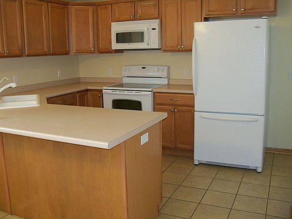 Kitchen w/all appliances