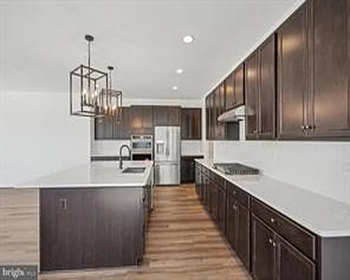 6 bed, 3.5 bath, 4933 sqft, $4,800 — Photo 2