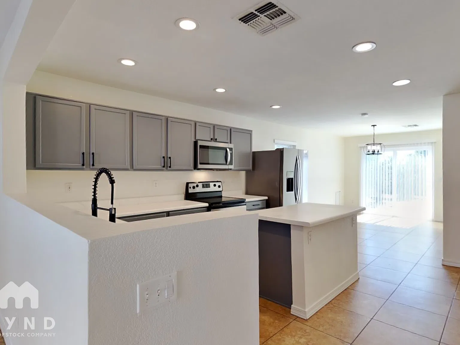 3 bed, 2.0 bath, 1413 sqft, $2,095 — Photo 4