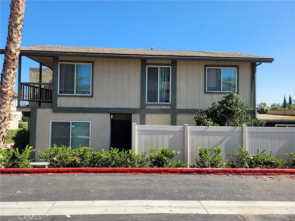 3 bed, 2.5 bath, 1800 sqft, $3,049 — Photo 4