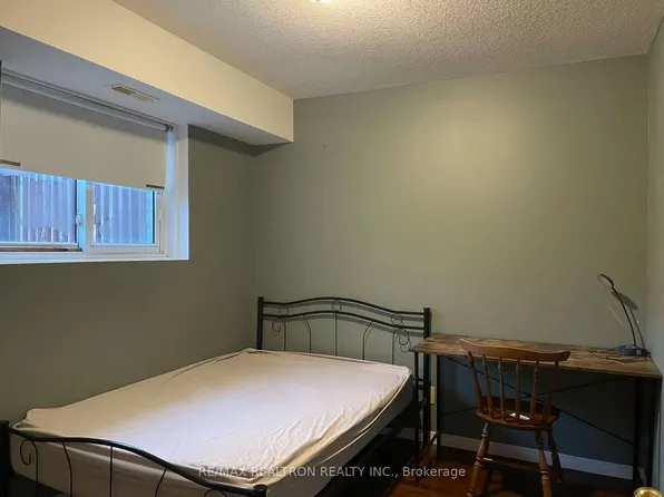 31 Erbsville Ct Room C, Waterloo, ON N2J 3Z4