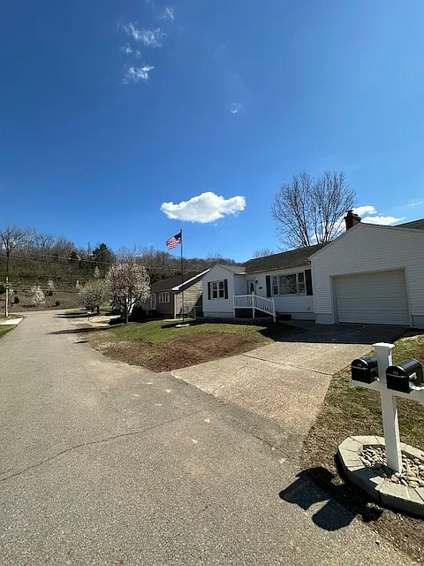 3 bed, 2592 sqft, $2,500 — Photo 4