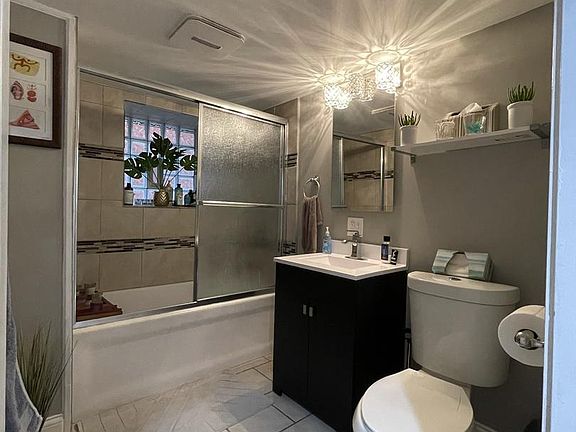 5th image of 2439 N Avers Ave #B