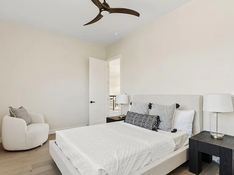 3622 E Clarendon Ave — Photo 24