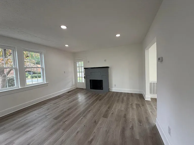 139 Lee Ave NE — Photo 6