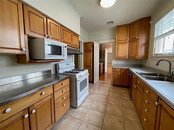 5th image of 1109 State St