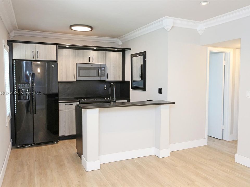 1st image of 3385 Franklin Ave APT B