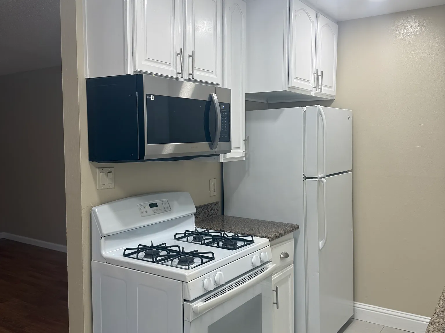2 bed, 750 sqft, $2,300 — Photo 2