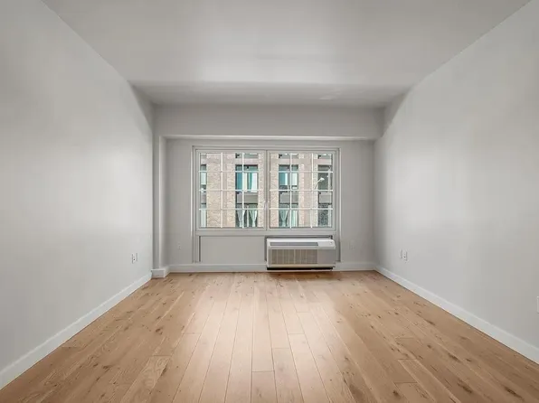 555 Waverly Avenue image 4 of 24