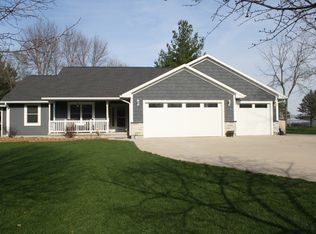 981 Cedar Crest Rd, Cedar Rapids, IA 52403