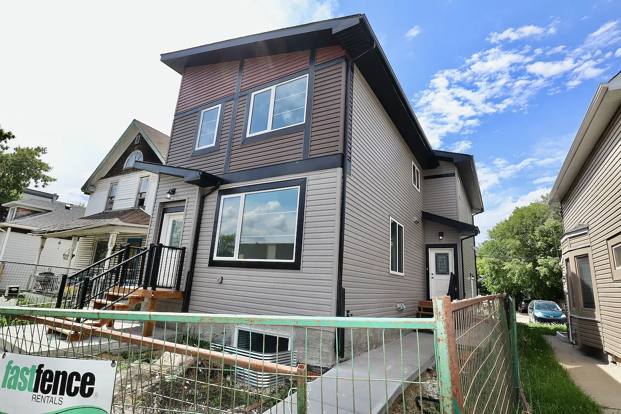 Parkdale 3 Bed 2.5 Bath Main For Rent Edmonton — Photo 3