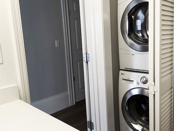 4th image of 1303 Leavenworth St #18