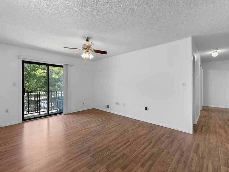 61 Canterbury Ct — Photo 3