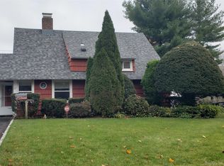 191 Acre Ln, Hicksville, NY 11801