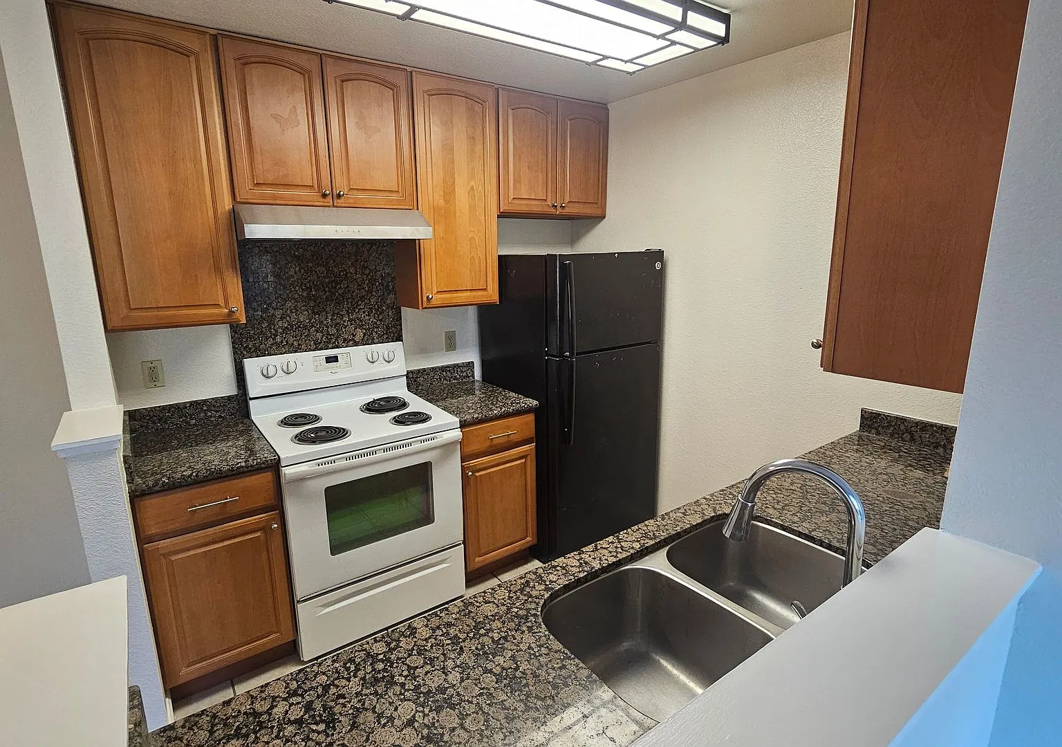 2nd Floor 2 bedroom freshly updated and ready for move in! — Photo 4