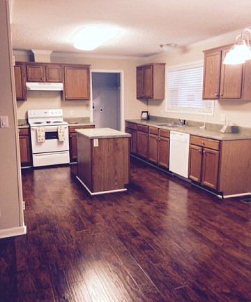 4th image of 914 Lake Gale Dr